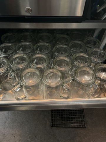 868765-6 Party with drinking glasses / Shelves