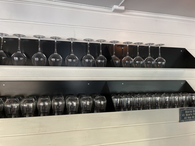 868765-8 Party with drinking glasses / Shelves