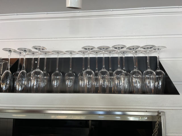 868765-10 Party with drinking glasses / Shelves