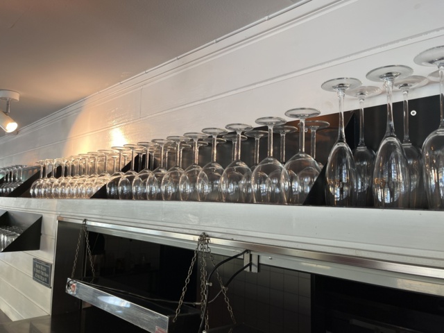 868765-11 Party with drinking glasses / Shelves