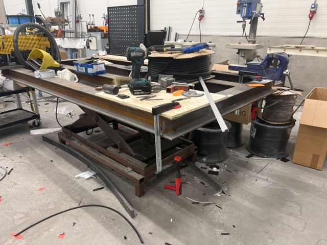 946094-1 Scissor lift table with bench grinder and vise