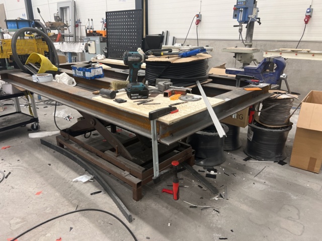 946094-2 Scissor lift table with bench grinder and vise