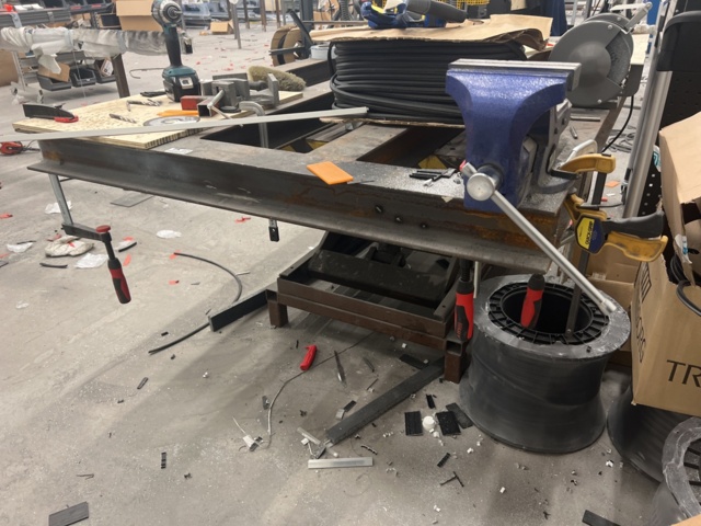 946094-3 Scissor lift table with bench grinder and vise