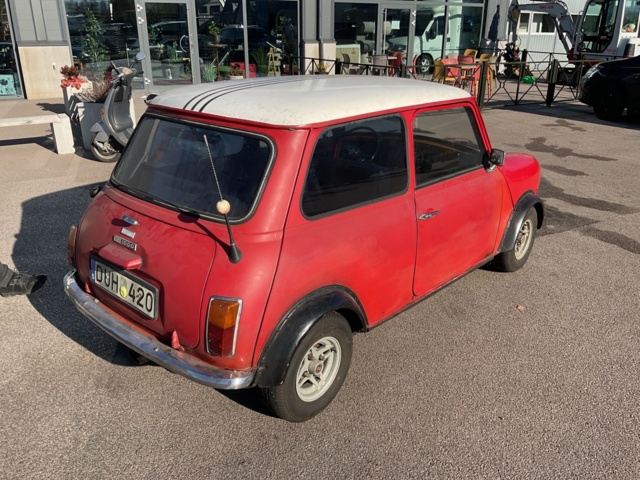 887161-10 BMC MINI 1000 SALOON