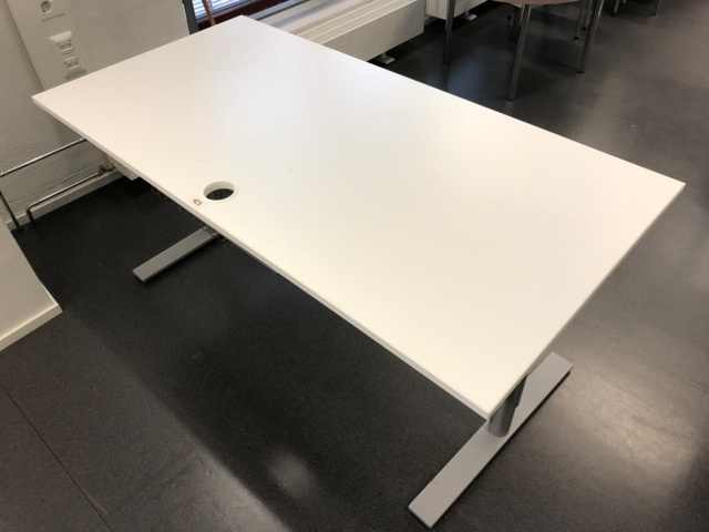 951728-1 Kinnarps työpöytä korkeussäädöllä (ei sähkö)