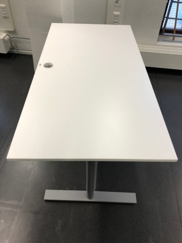 951728-7 Kinnarps työpöytä korkeussäädöllä (ei sähkö)