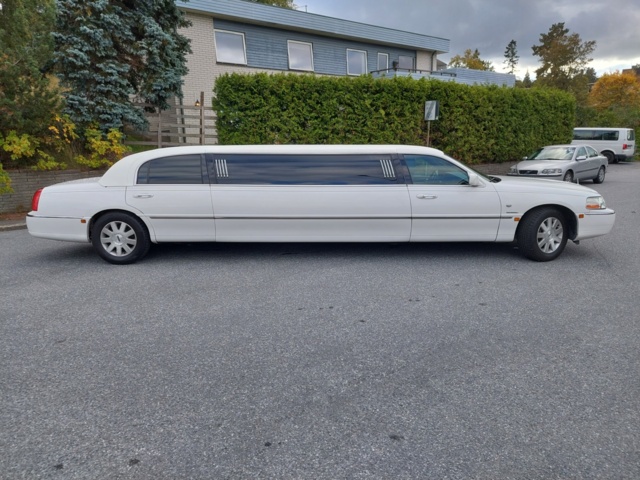 952147-2 Limousine Lincoln Town Car Stretch 4.6 V8 2V SOHC - 2004