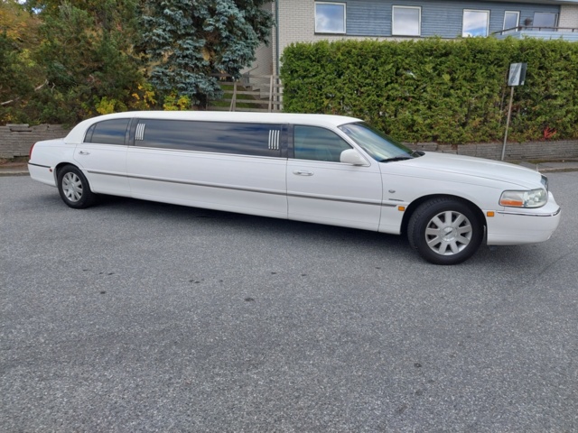 952147-3 Limousine Lincoln Town Car Stretch 4.6 V8 2V SOHC - 2004