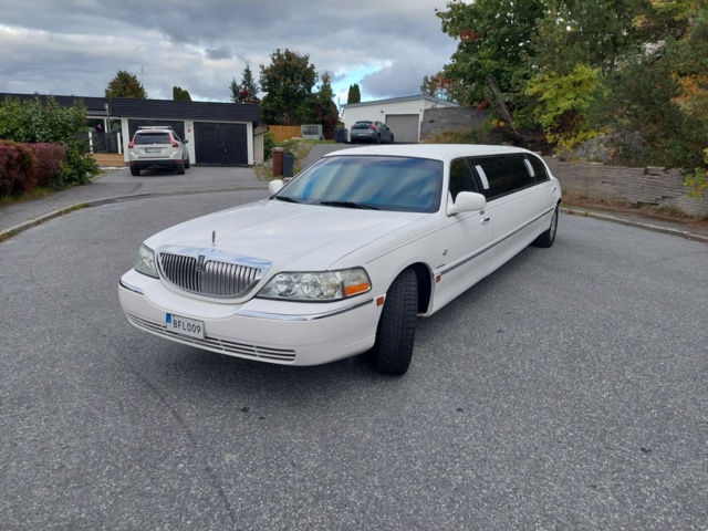 952147-1 Limousine Lincoln Town Car Stretch 4.6 V8 2V SOHC - 2004