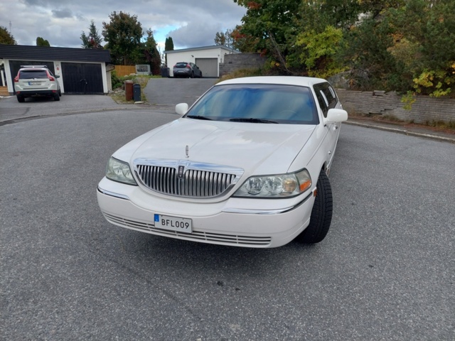 952147-4 Limousine Lincoln Town Car Stretch 4.6 V8 2V SOHC - 2004