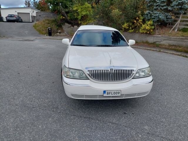 952147-5 Limousine Lincoln Town Car Stretch 4.6 V8 2V SOHC - 2004