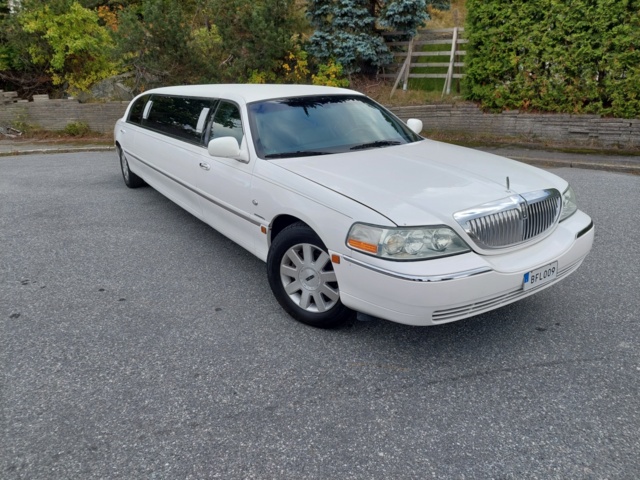 952147-6 Limousine Lincoln Town Car Stretch 4.6 V8 2V SOHC - 2004