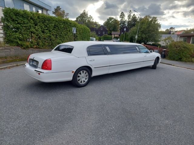 952147-8 Limousine Lincoln Town Car Stretch 4.6 V8 2V SOHC - 2004