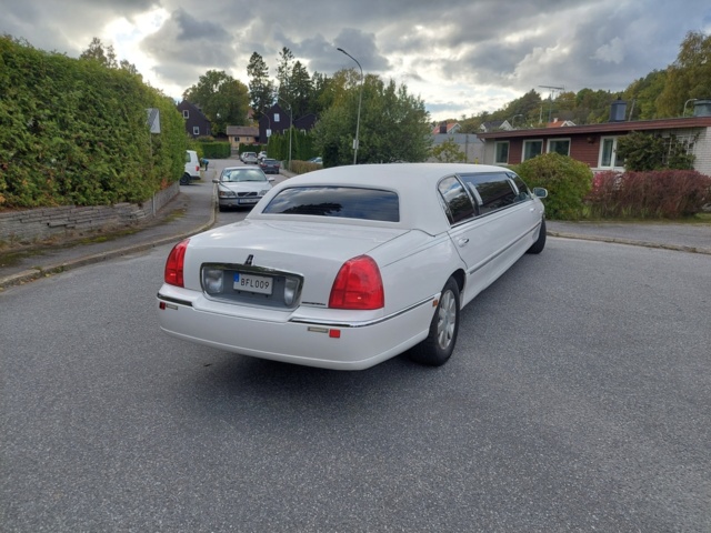 952147-10 Limousine Lincoln Town Car Stretch 4.6 V8 2V SOHC - 2004