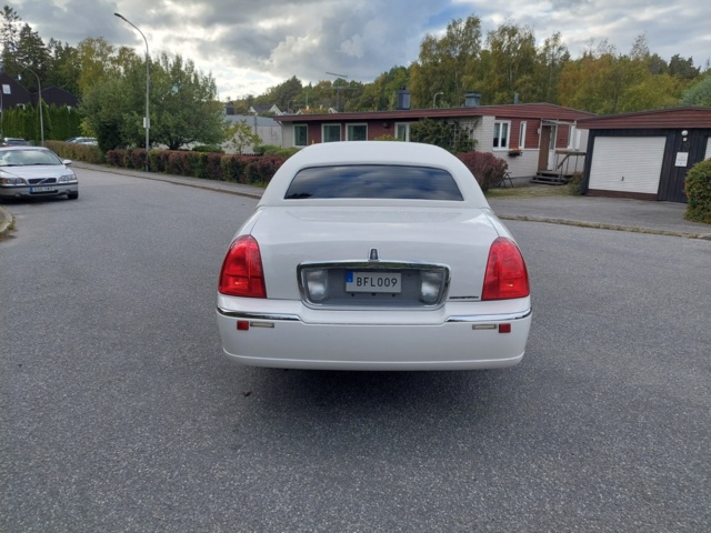 952147-12 Limousine Lincoln Town Car Stretch 4.6 V8 2V SOHC - 2004