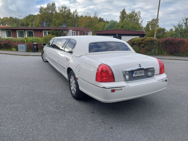 952147-13 Limousine Lincoln Town Car Stretch 4.6 V8 2V SOHC - 2004
