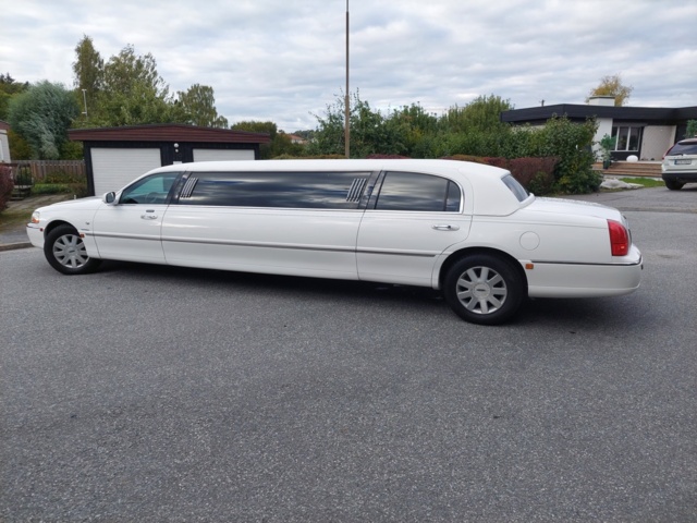 952147-14 Limousine Lincoln Town Car Stretch 4.6 V8 2V SOHC - 2004