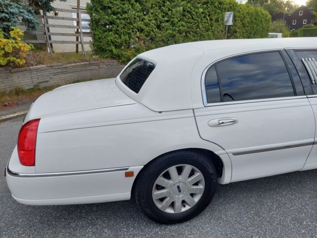 952147-22 Limousine Lincoln Town Car Stretch 4.6 V8 2V SOHC - 2004