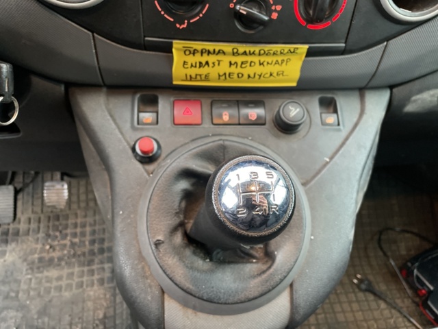 768269-32 Peugeot Partner Van 1.6 HDi - 2008