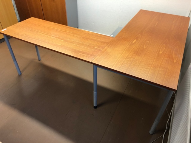 952260-2 Martela kulmapöytä ja laatikosto