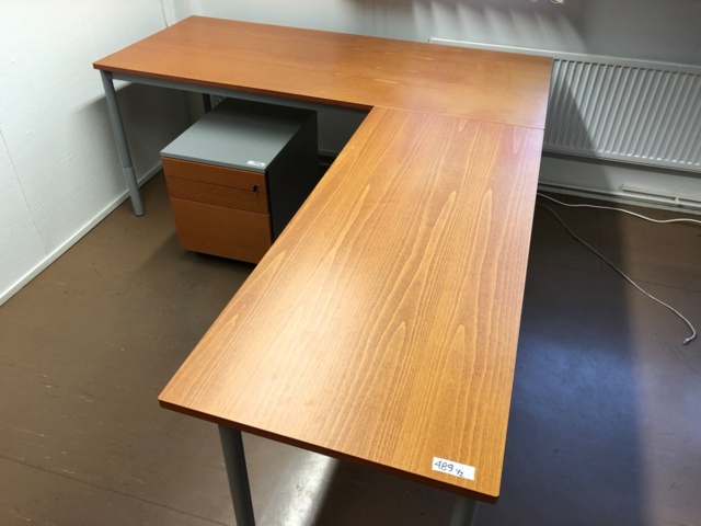 952260-1 Martela kulmapöytä ja laatikosto