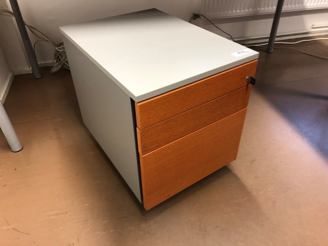 952260-4 Martela kulmapöytä ja laatikosto