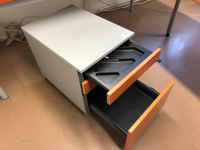 952260-5 Martela kulmapöytä ja laatikosto