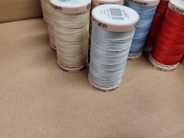 952650-3 Various sewing accessories, quilt thread, overlock thread, bulky curl thread