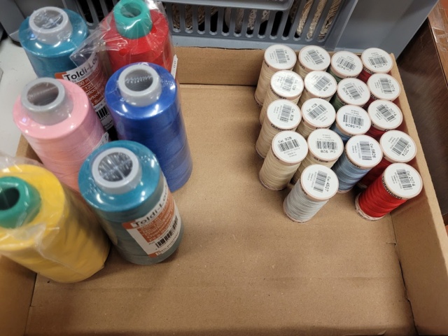 952650-4 Various sewing accessories, quilt thread, overlock thread, bulky curl thread