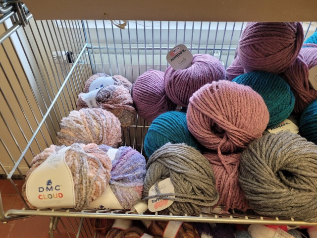 952685-1 Various yarns, Yarn (candy, cloud, divine, ophelia)