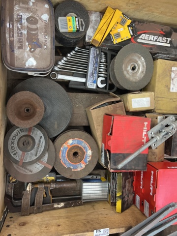 946110-3 Pallet with welding electrodes, angle