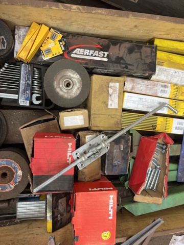 946110-2 Pallet with welding electrodes, angle