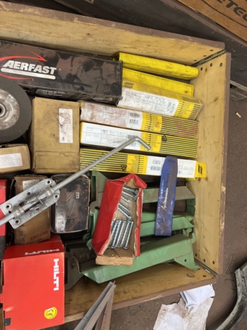 946110-4 Pallet with welding electrodes, angle