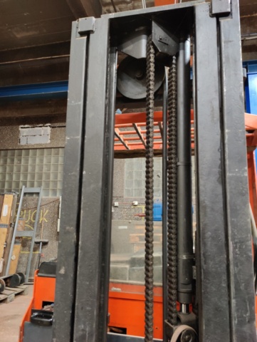 949226-18 Reach truck BT RT 2000 E (repair object)