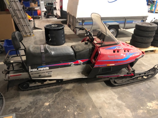 950697-2 Snowmobile POLARIS INDY WIDETRAK GT -1995 + snowmobile sled