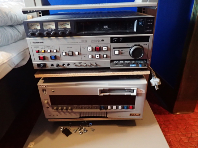 528337-4 VCR cameras and editing equipment