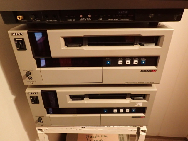 528337-18 VCR cameras and editing equipment