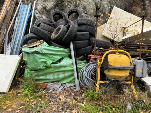 804203-4 "Everything on the farm" - building materials, grills etc