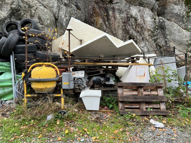 804203-3 "Everything on the farm" - building materials, grills etc