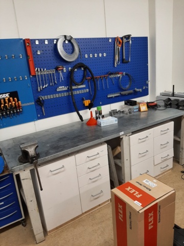 920705-2 Workbench with vise & tool board