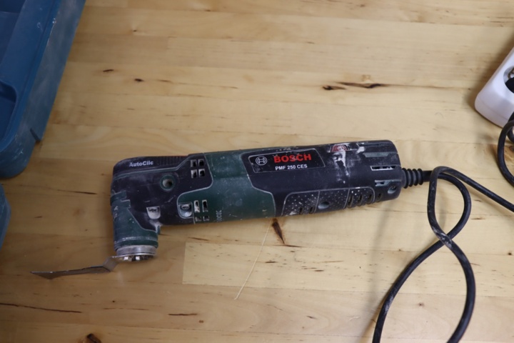 930586-1 Multitool Bosch PMF250CES + Screwdriver Makita