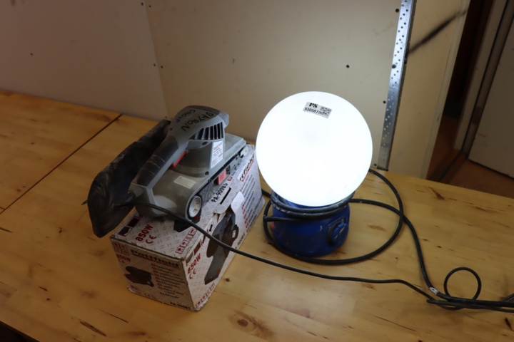 930587-1 Bygglampa + Slipmaskin Pattfield PA-900BS