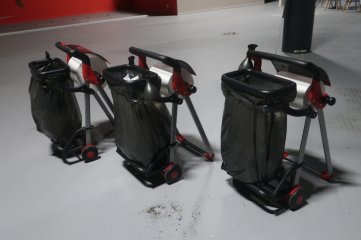 957983-3 3 TORK roll holders on wheels with integrated dustbin