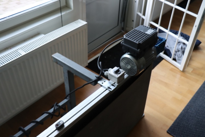 930603-12 Conveyor belt 4m motor driven