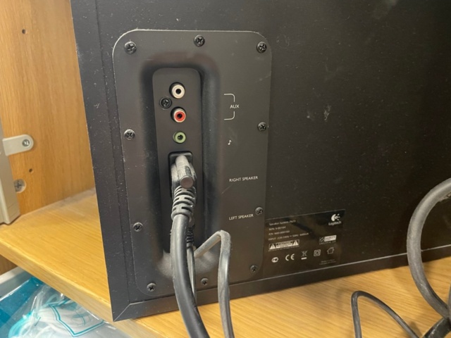 917537-4 Speaker 2.1, receipt printer, router and network switch