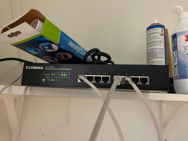 917537-11 Speaker 2.1, receipt printer, router and network switch