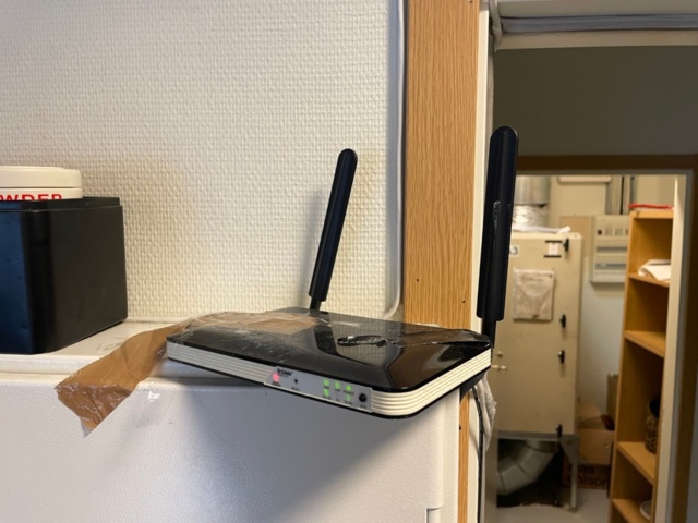 917537-13 Speaker 2.1, receipt printer, router and network switch