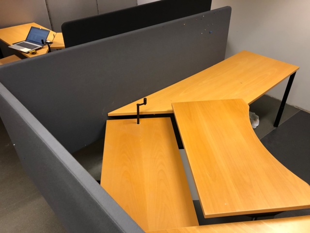 958678-2 Työpiste: pöytä, sermit ja laatikosto - Ei pohjahintaa