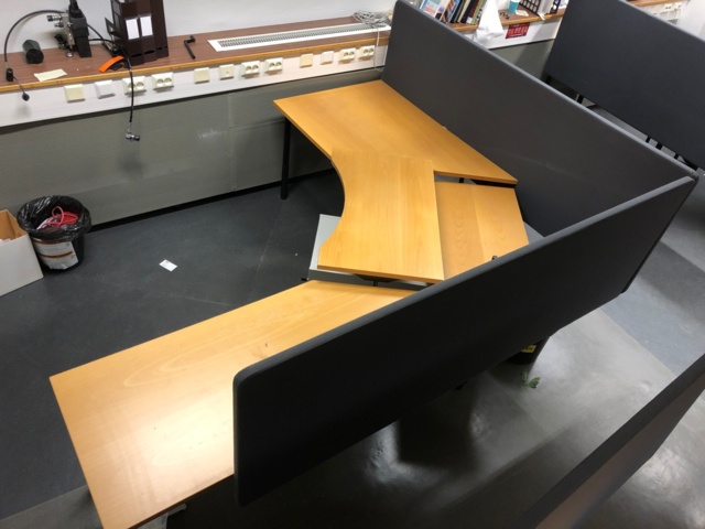 958678-1 Työpiste: pöytä, sermit ja laatikosto - Ei pohjahintaa