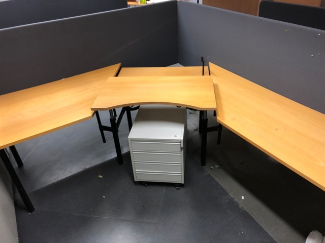 958678-4 Työpiste: pöytä, sermit ja laatikosto - Ei pohjahintaa